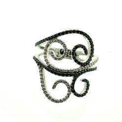 18 kt witgouden ring bezet met zwarte en witte briljant geslepen diamantjes