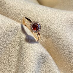 14 kt geelgouden ring met granaat en briljant geslepen diamantjes