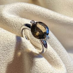 Mooie ring uit de Alcoro collectie. 18 kt witgoud met rookkwarts