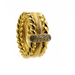 18 kt geelgouden ring. Een combinatie van 3 verschillende ringen bijeengehouden door een bruggetje van diamant