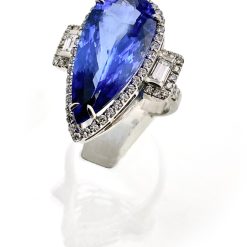 18 kt witgouden ring met tanzaniet en diamant.