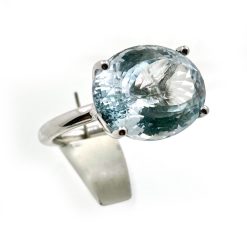 Super solitair ! 18 kt witgoud met aquamarijn