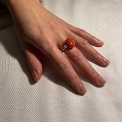 18 kt witgouden ring met een schitterende rode koraal