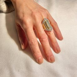 Bijzondere 18 kt geel / witgouden ring bezet met briljant geslepen diamantjes