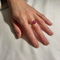 18 kt rosé gouden ring met robijn en briljant geslepen diamantjes.