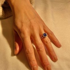 18 kt witgouden ring met blauwe saffier