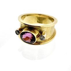 18 kt gouden ring met granaat en 2 briljant geslepen diamantjes