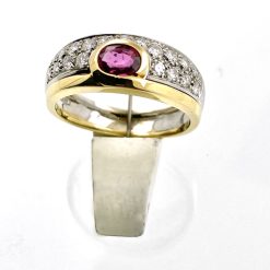 18 kt gouden ring in wit en geel goud bezet met een natuurlijke robijn 0.65 ct.