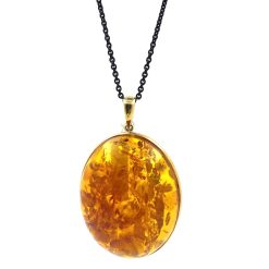 Grote barnsteen hanger gezet in 14 kt goud.