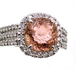 18 kt witgouden ring met toermalijn in een bijzondere kleur.