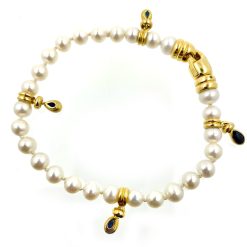 Armband zoetwater parels met een 18 kt gouden slot en 4 bedeltjes