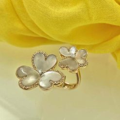 Bijzondere ring uit de Moraglione collectie. 18 kt rosé goud met witte parelmoer en briljant geslepen diamantjes 0.32 ct.