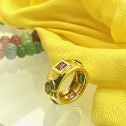 Massieve geelgouden ring bezet met toermalijn in diverse kleuren en slijpvormen.