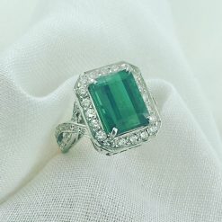 18 kt witgouden ring met een schitterende A kwaliteit groene toermalijn