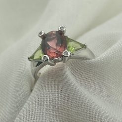 18 kt geelgouden ring met toermalijn, peridot en 4 kleine diamantjes.