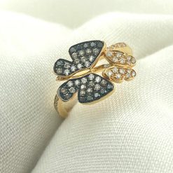 18 kt rosé gouden vlinder ring bezet met  witte , grijze en zwarte briljant geslepen diamantjes.