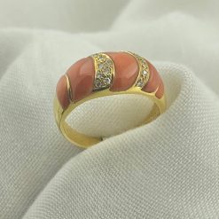 18 kt geelgouden ring met koraal en briljant geslepen diamantjes.