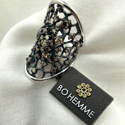 Zilveren opengewerkte ring bezet met citrien  . 18 kt gouden logo .