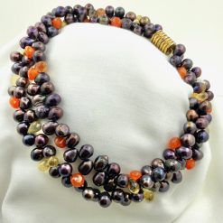 Collier van bruine zoetwater parels gecombineerd met briolettes in carneool en citrien