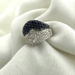 18 kt witgouden ring met donker blauwe saffier