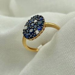 18 kt rosé gouden ring met blauwe saffier en 3 briljant geslepen diamantjes.