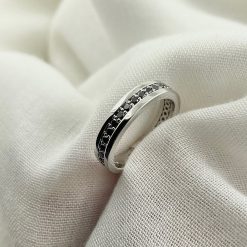 18 kt witgouden alliance ring met zwarte diamant .