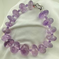 Collier met bijzonder grote gefacetteerde amethysten