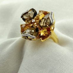 18 kt rosé gouden bloem ring bezet met rookkwarts