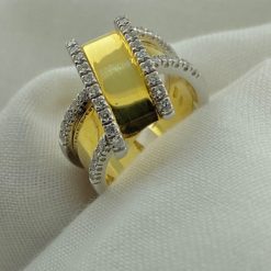 18 kt geelgouden ring met briljant geslepen diamantjes 0.64 ct.