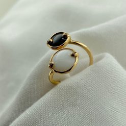 Speelse ring in 18 kt rosé goud met witte kascholong en zwarte onyx.