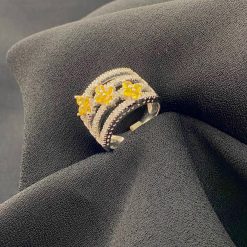 Ring 18 kt witgoud bezet met briljant geslepen diamantjes