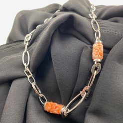 Collier 18 kt witgouden schakels waarvan 2 bezet zijn met briljant geslepen diamantjes