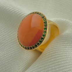 Imposante 18 kt rosé gouden ring met oranje koraal en tsavoriet