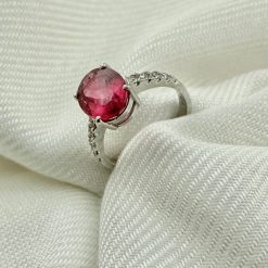 18 kt witgouden ring met rode toermalijn