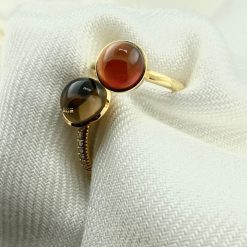 Twee ringen 18 kt goud . 1x rosé goud met rookkwarts en briljant geslepen diamantjes