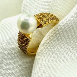 Bijzondere parel ring 18 kt geel goud met ‘n zuidzee parel en gele saffier .