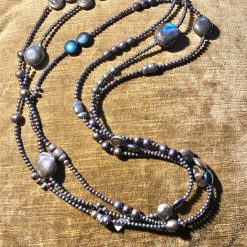 2 Meter lang zwart parel collier ( zoetwater) parels in diverse vormen.