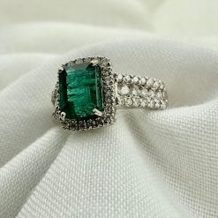 18 kt witgouden ring met smaragd 2.95 ct