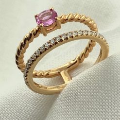 18 kt. rosé gouden met rose saffier en briljant geslepen diamantjes.