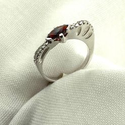 18 kt witgouden pinkring met granaat en diamant