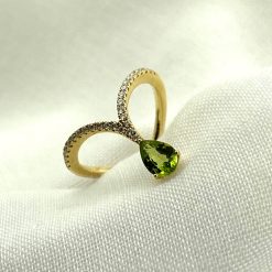 18 kt geelgouden ring met een druppelvormige peridot