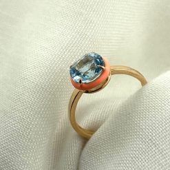 18 kt geelgouden ring met blauwe topaas  in een rand van emaille