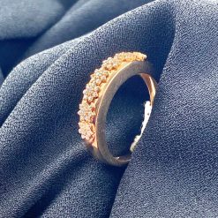 18 kt rosé gouden ring met briljant geslepen diamantjes in bloem motief.
