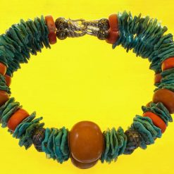 Turkoois collier met bamboe koraal en grote gele hars kralen.