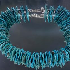 Turkoois collier aan een zilver slot