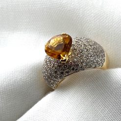 18 kt witgouden ring bezet met briljant geslepen diamantjes en een citrien hart.