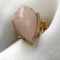 18 kt rosé gouden ring met een gefacetteerde rozenkwarts en briljant diamantjes