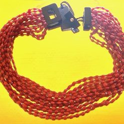 Uit de Eva Nueva collectie 12 rijig collier koraal / granaat