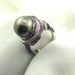 18 kt witgouden ring met een grote Tahiti parel