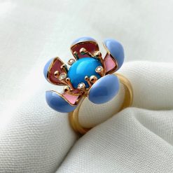 18 kt rosé gouden bloemrijk . De blaadjes zijn geëmailleerd